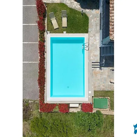 Villa Con Piscina By Budoniaffiti