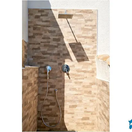 Con Piscina By Budoniaffiti *