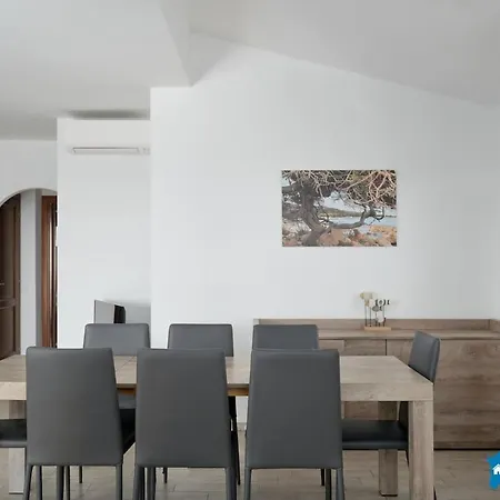 Con Piscina By Budoniaffiti