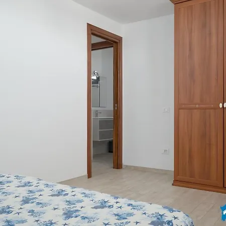 Villa Con Piscina By Budoniaffiti