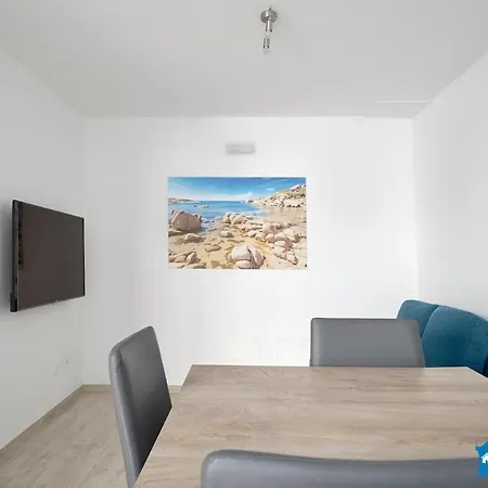 Con Piscina By Budoniaffiti Villa *