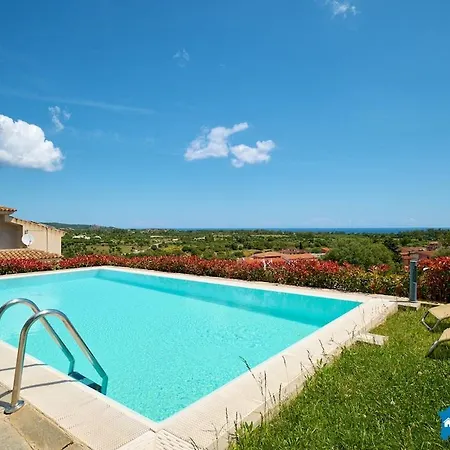 Villa Con Piscina By Budoniaffiti *