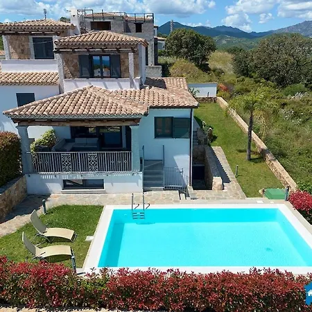 Con Piscina By Budoniaffiti Villa Budoni