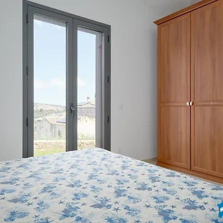 Con Piscina By Budoniaffiti Villa