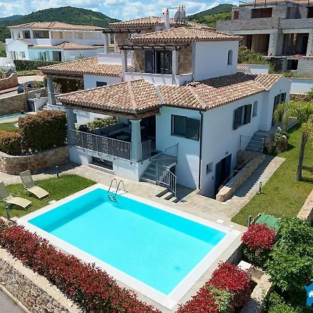 Villa Con Piscina By Budoniaffiti *