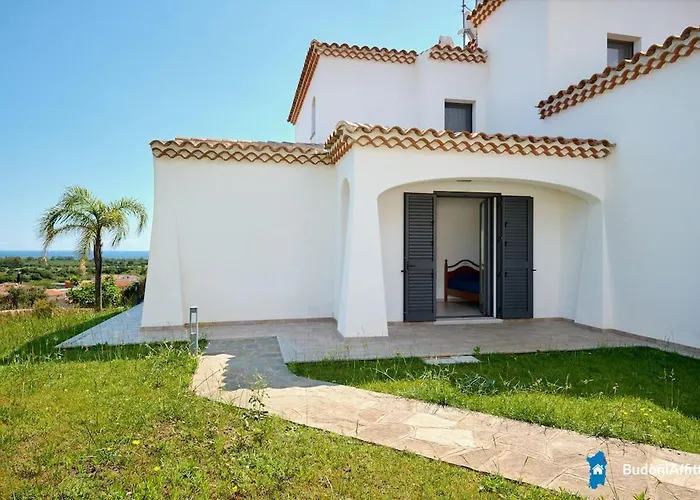 Villa Con Piscina By Budoniaffiti *