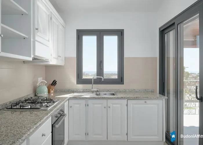 Villa Con Piscina By Budoniaffiti